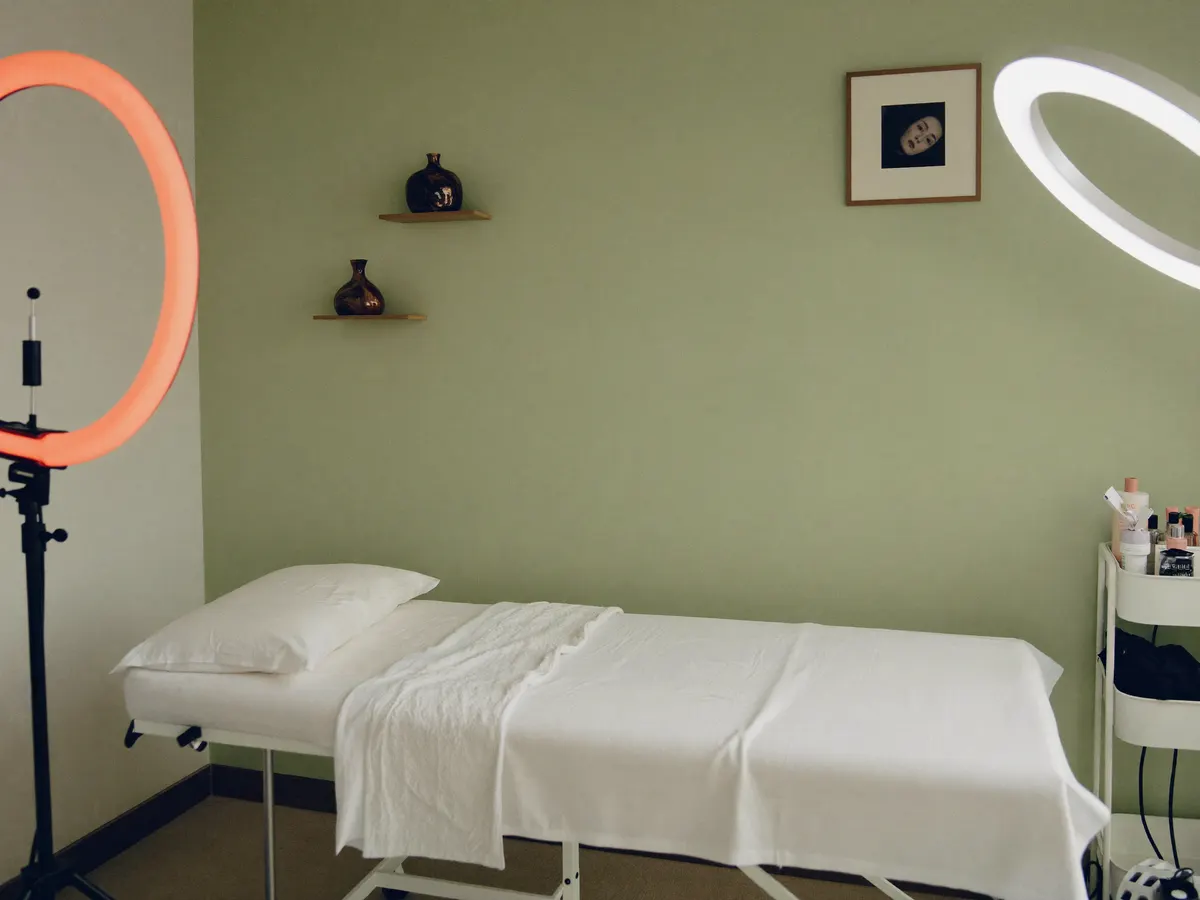 Een lichte behandelkamer in een browstudio