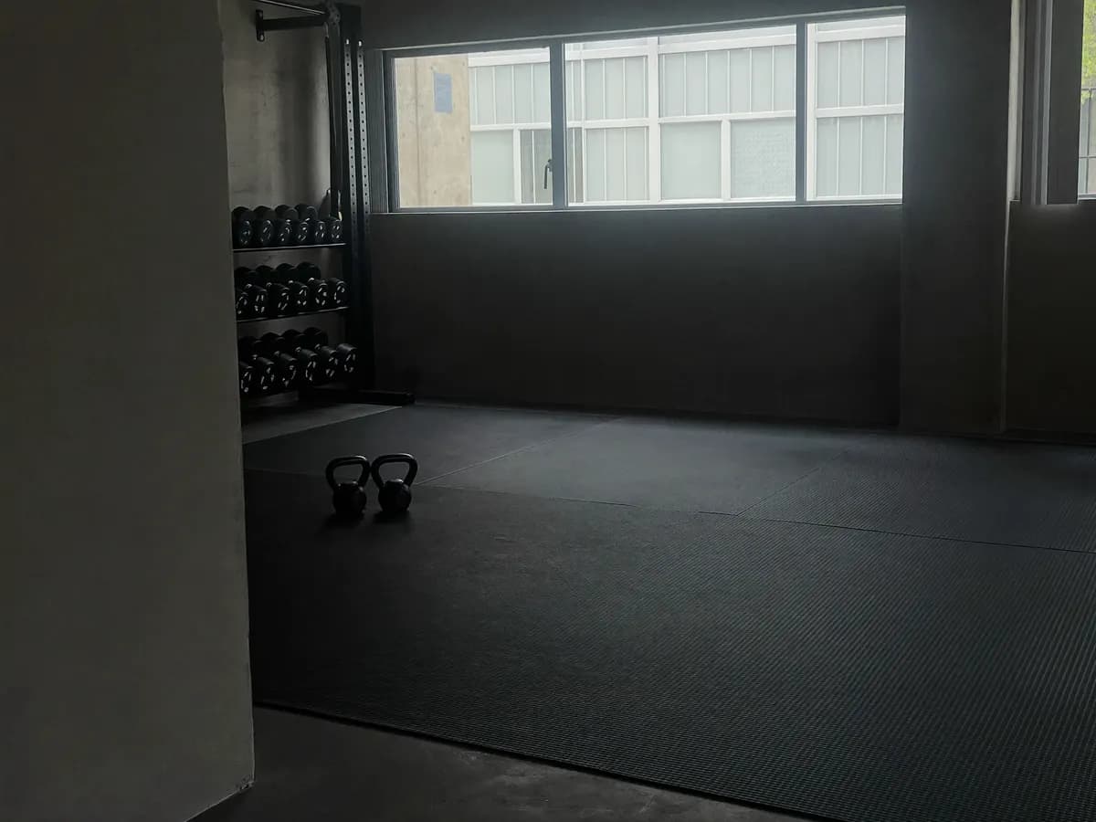 Een lege studio voor personal training met kettlebells